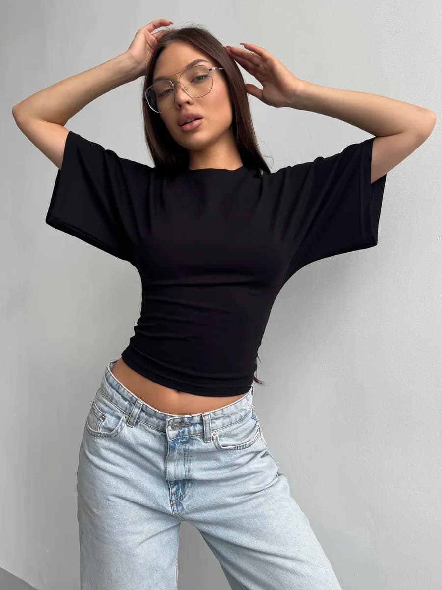 Приталенная футболка с широкими рукавами летучая мышь