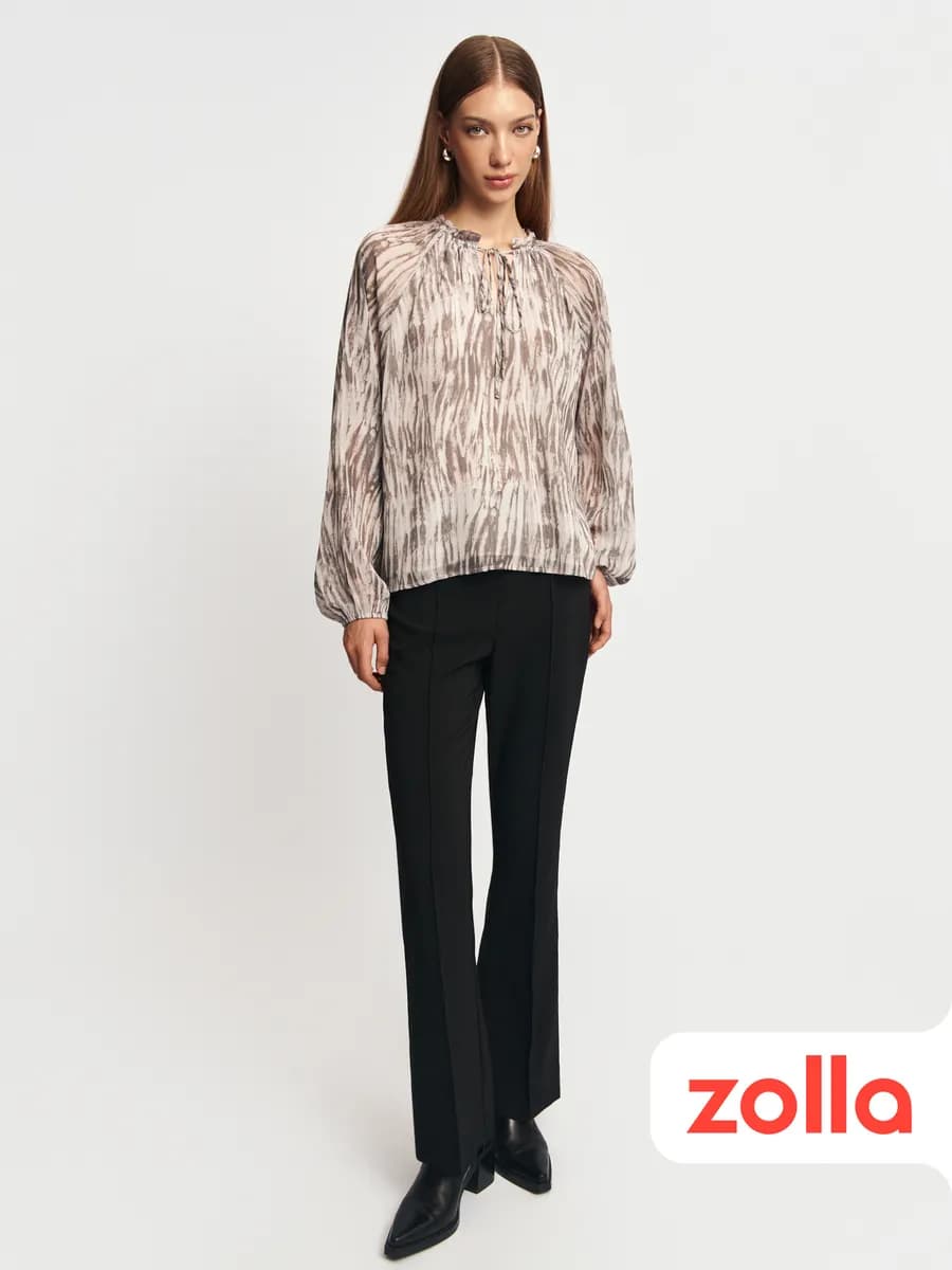 Женская блузка с завязками и принтом