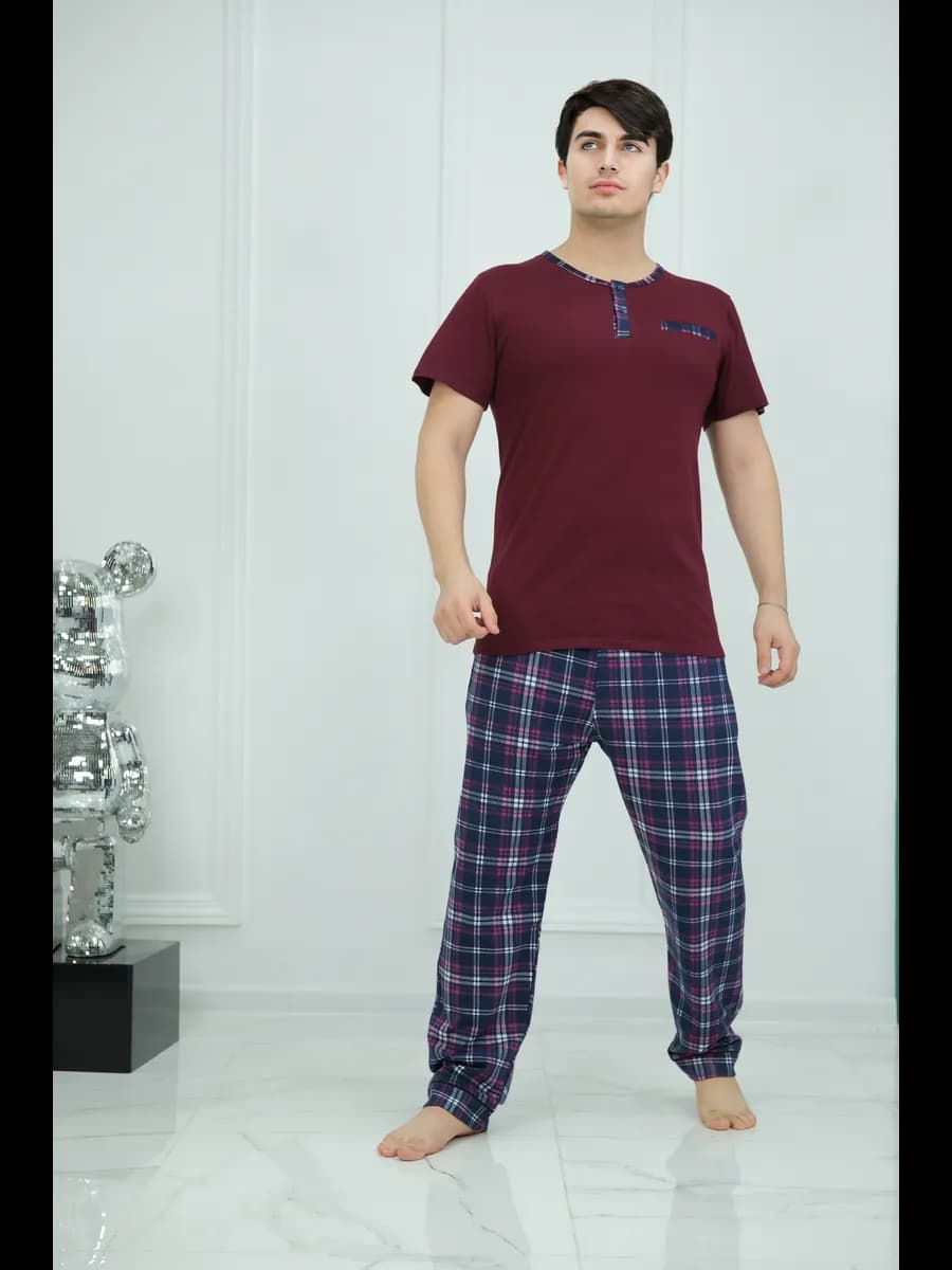 Пижама с брюками и футболкой