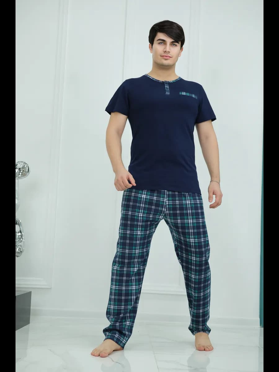 Пижама с брюками и футболкой