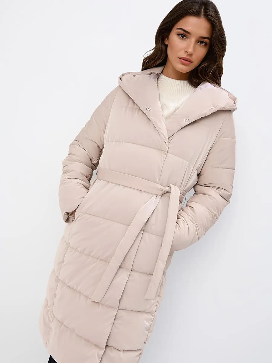 Длинный стеганый пуховик с поясом
