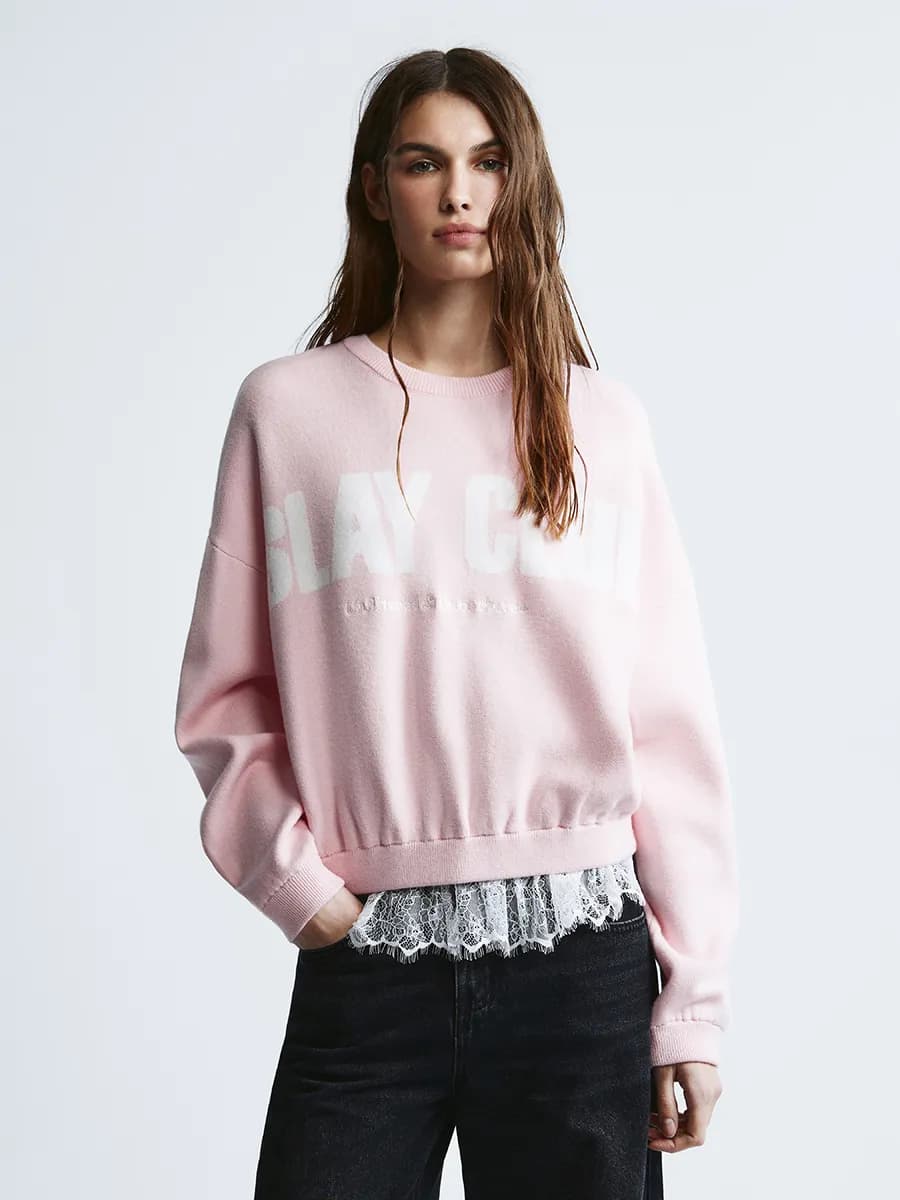 Джемпер вязаный с надписью и кружевом