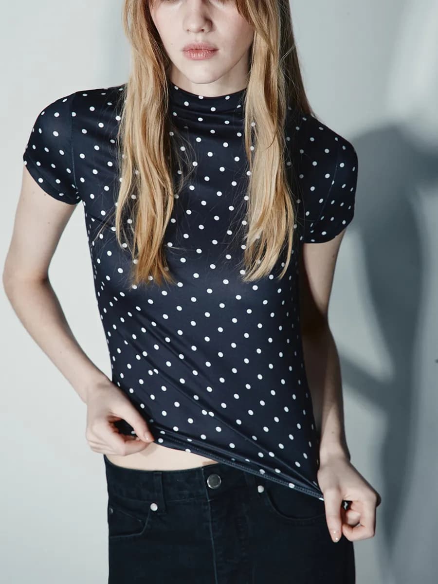 Футболка топ в стиле skims с воротником стойкой