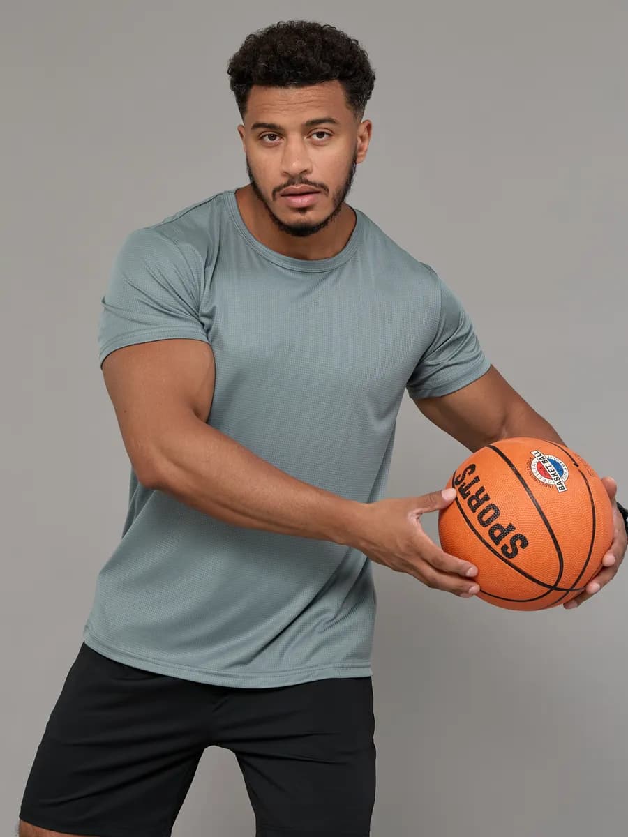 Футболка спортивная для тренировок и фитнеса в зале