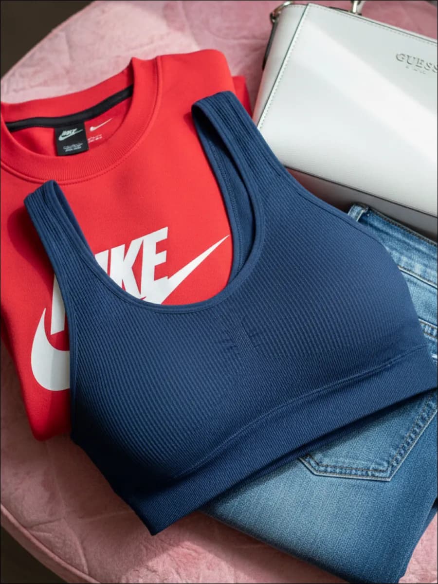 Топ спортивный для фитнеса с чашками на широких бретелях