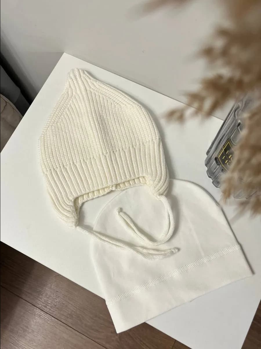 Набор шапочка с завязками и чепчик для новорожденного