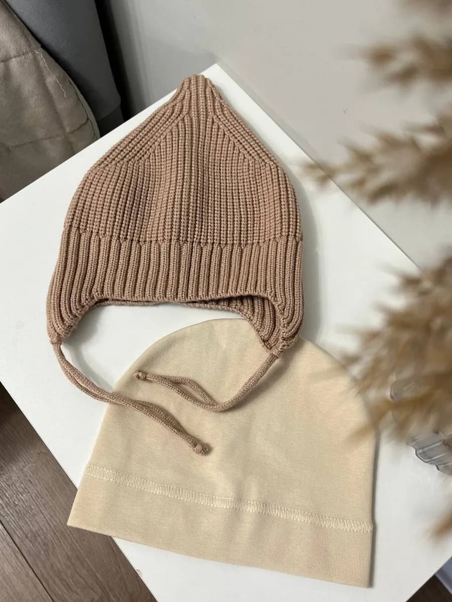 Набор шапочка с завязками и чепчик для новорожденного