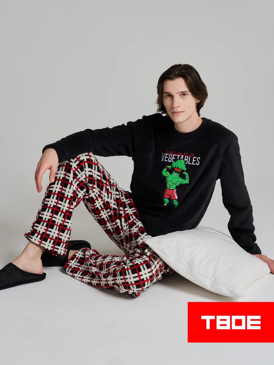 Пижама плюшевая с вышивкой и брюками