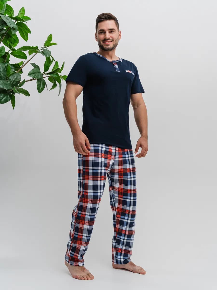 Пижама с брюками и футболкой