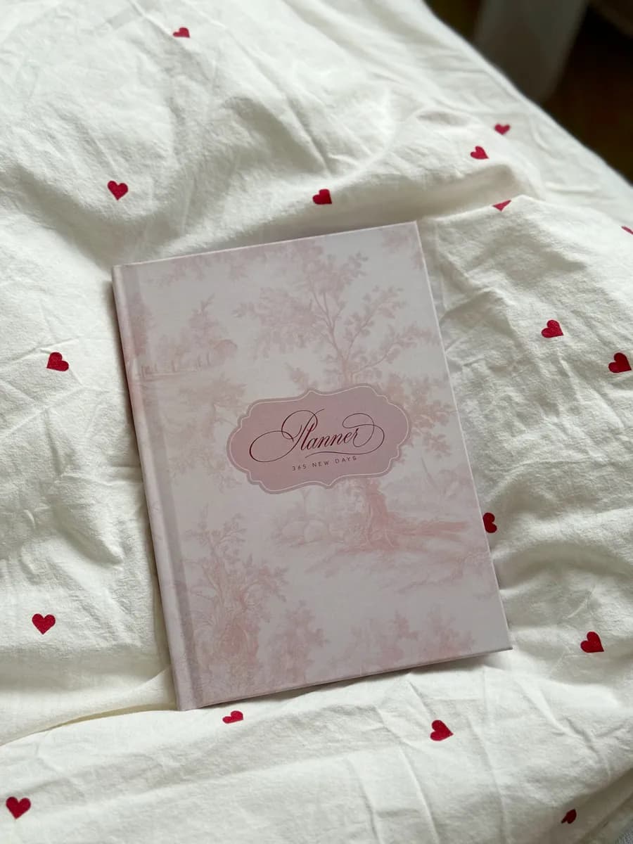 Планер ежедневник 2026 в твердом переплёте на 8 марта