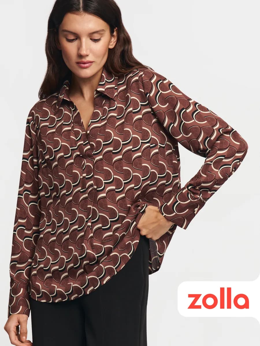 Женская блузка с вырезом и принтом