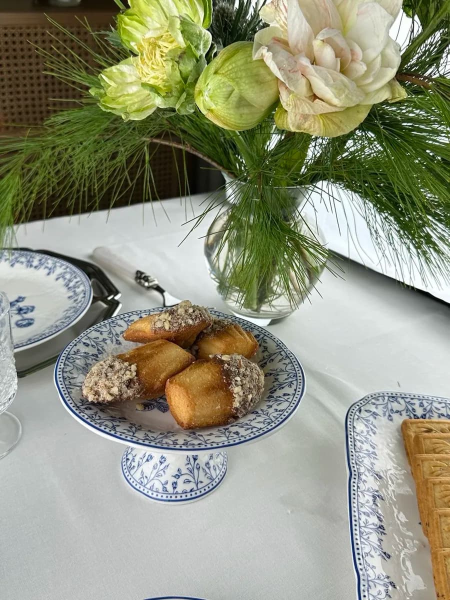 Блюдо сервировочное на ножке керамическое