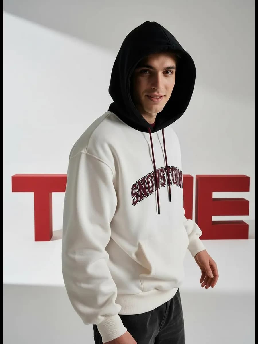 Худи с контрастным капюшоном и надписью