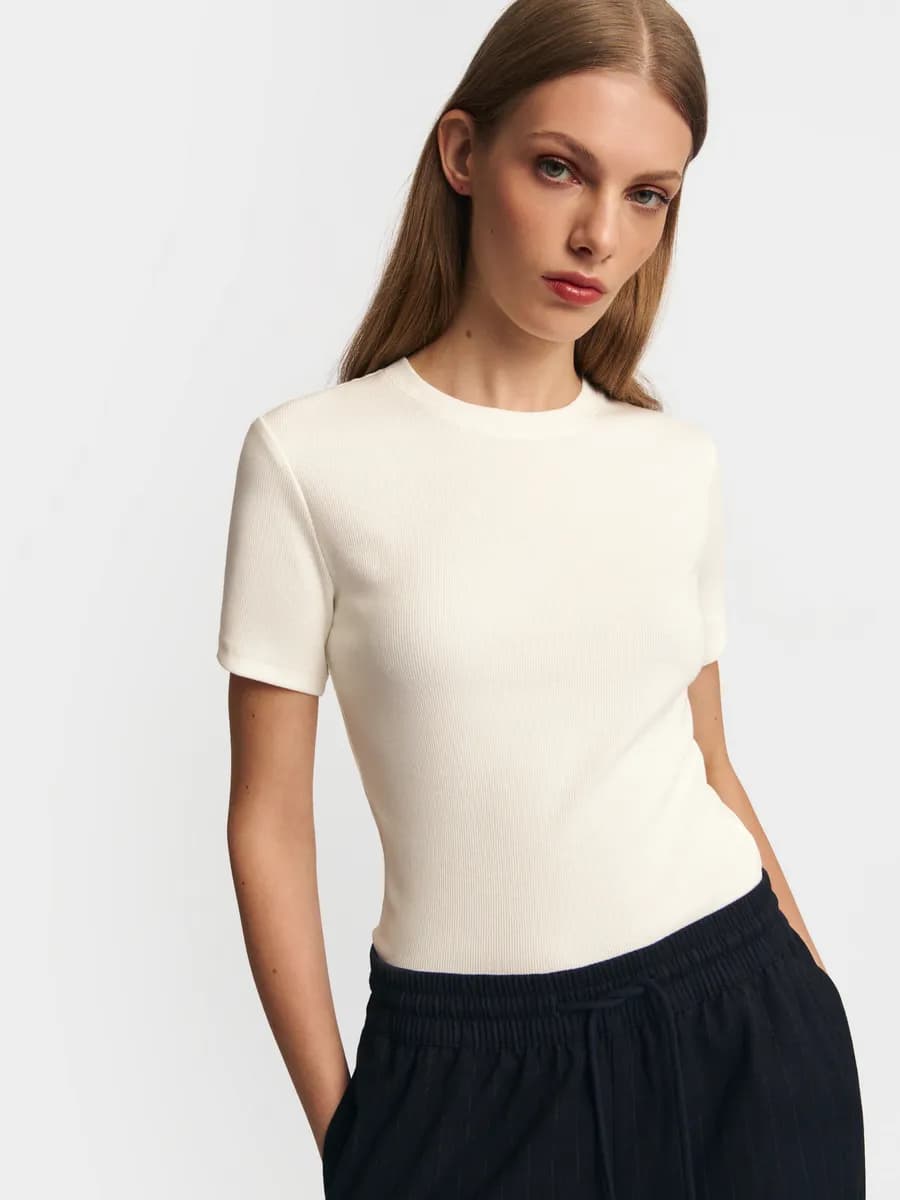 Женская футболка из хлопка однотонная