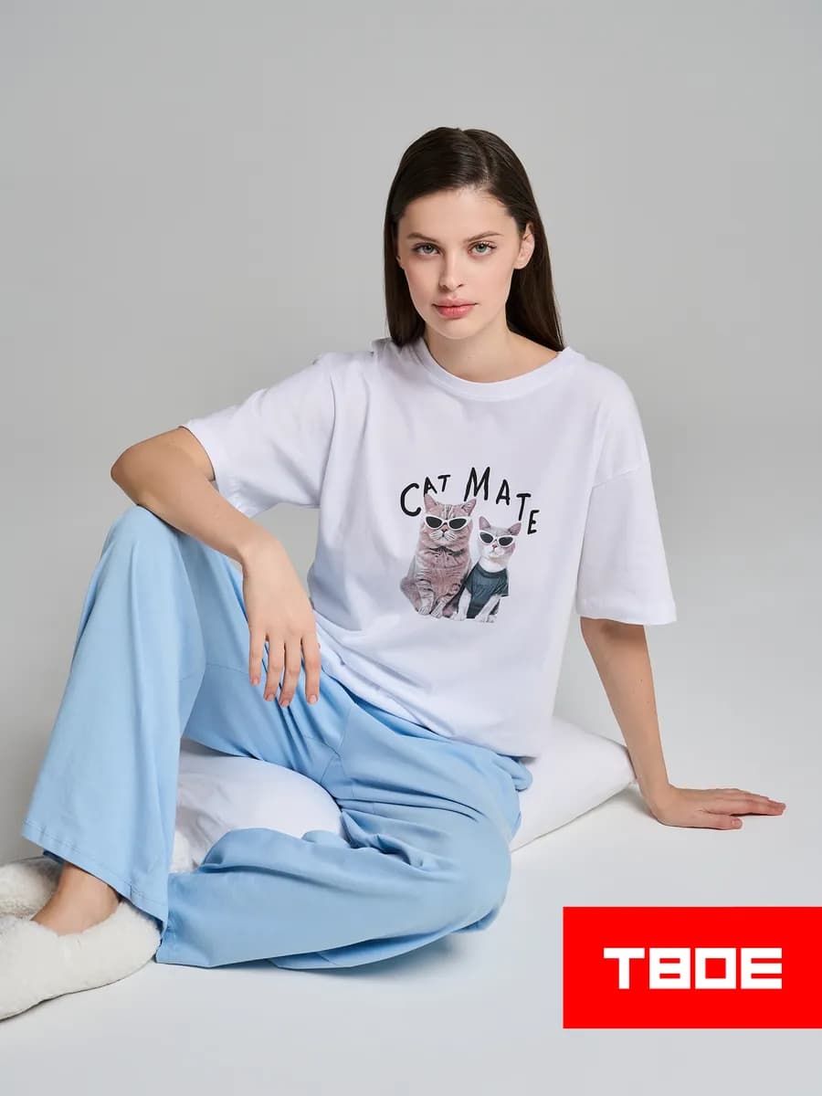 Пижама с принтом и брюками - фото 1