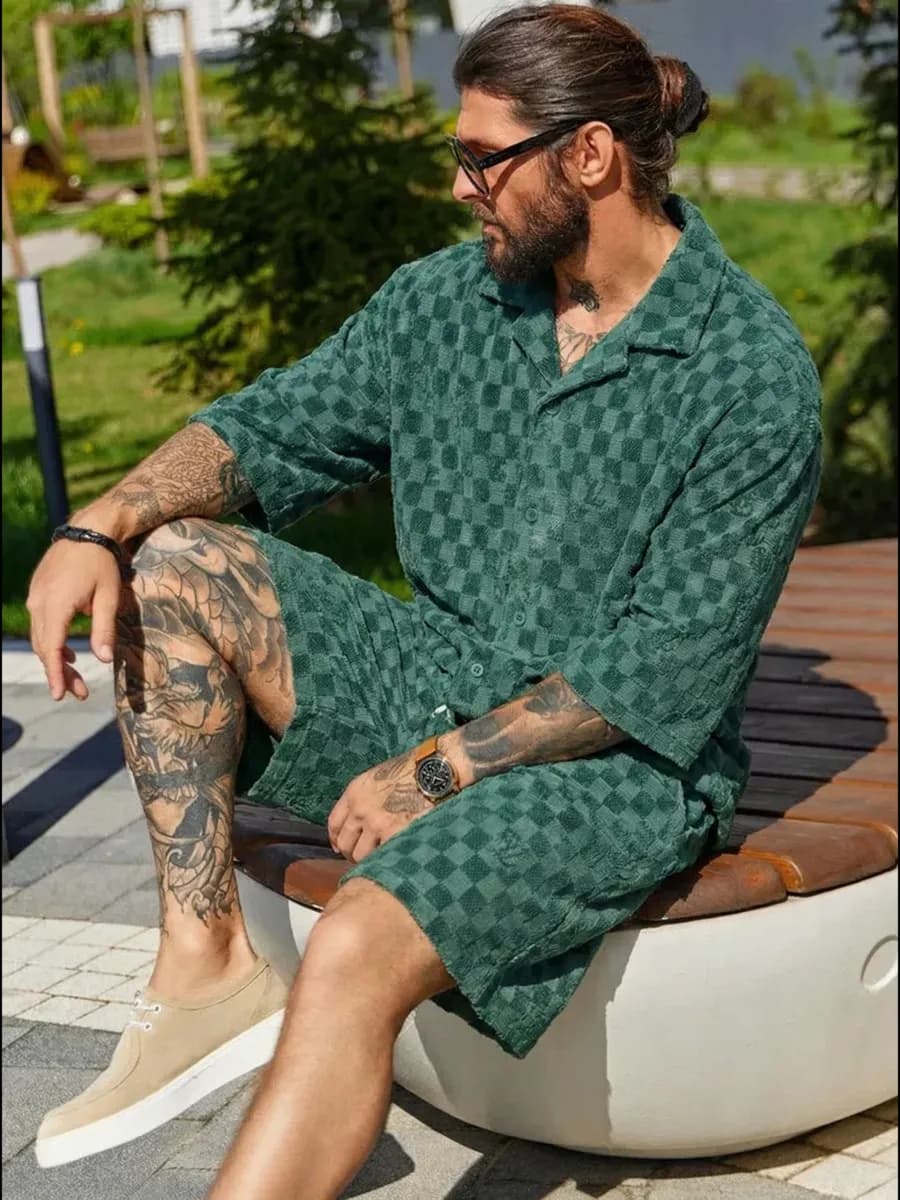 Плотный костюм шорты и рубашка