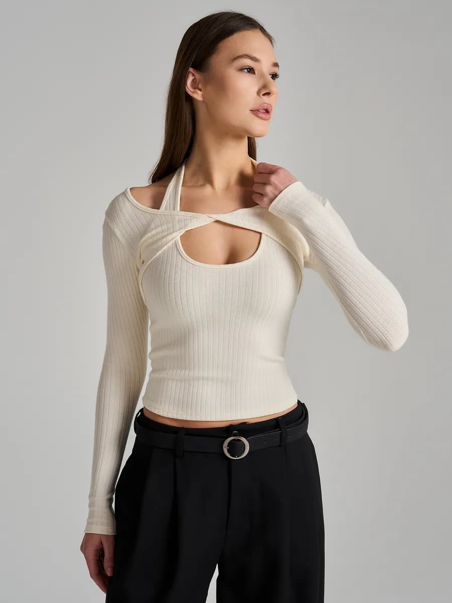 Лонгслив с декоративным вырезом