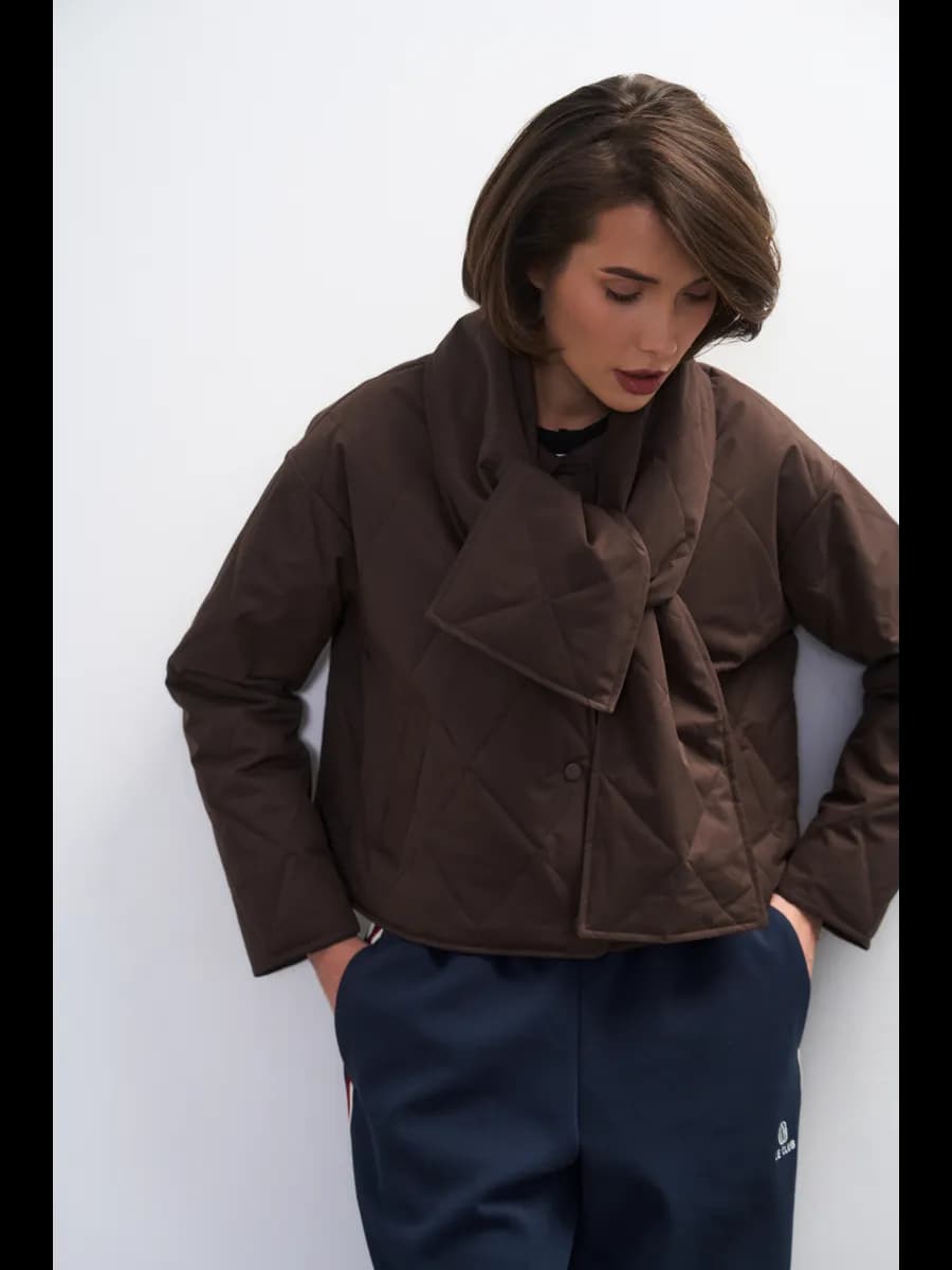 Куртка весенняя стеганая короткая с шарфом - фото 1