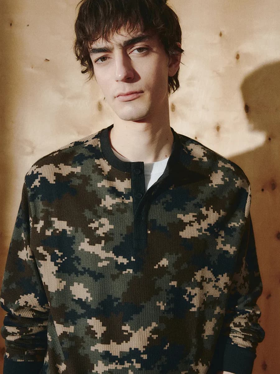 Лонгслив хенли с принтом хаки