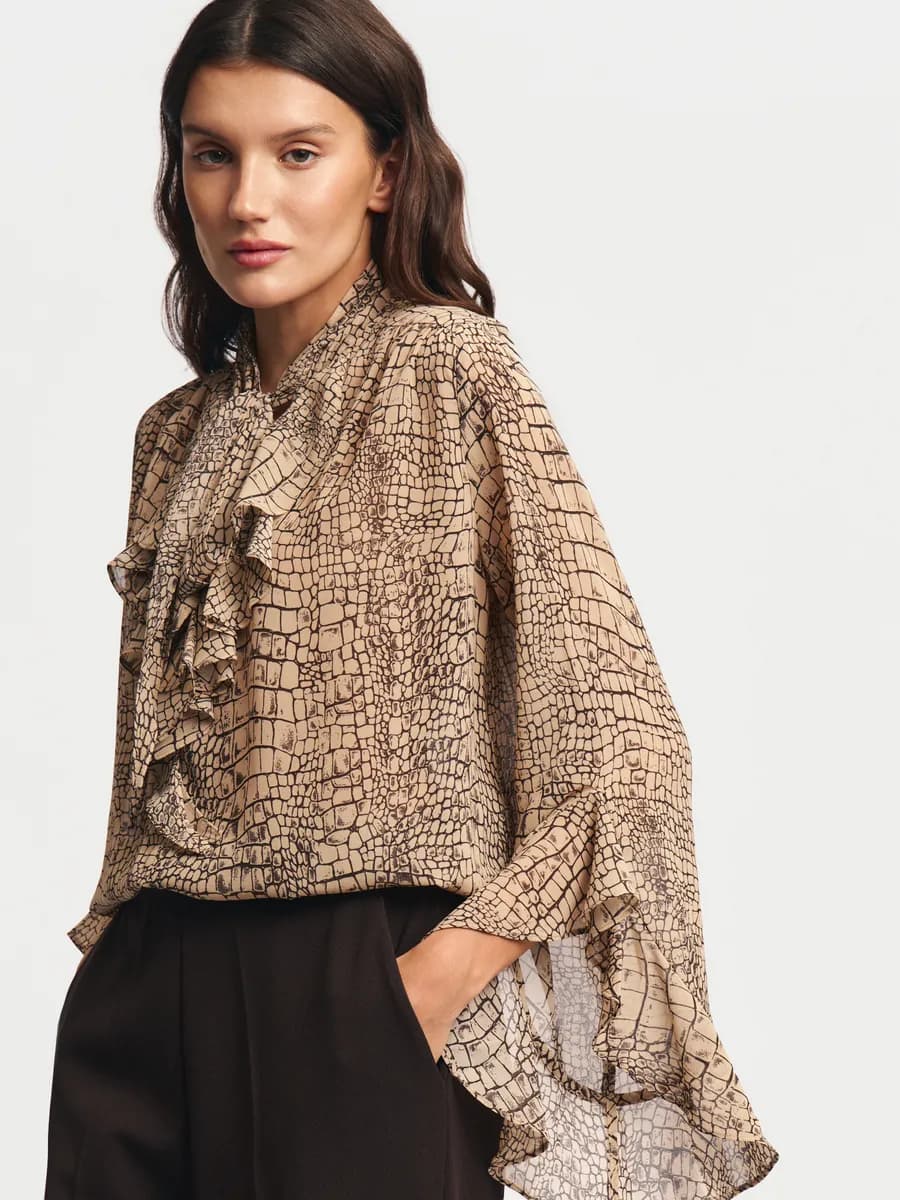 Женская блузка с воланами и бантом - фото 1