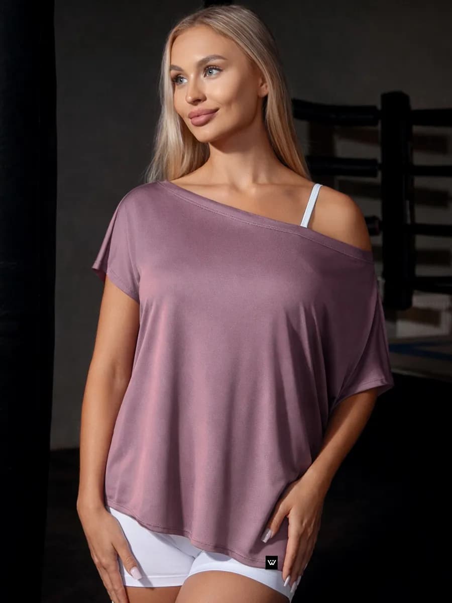 Спортивная футболка с широким вырезом