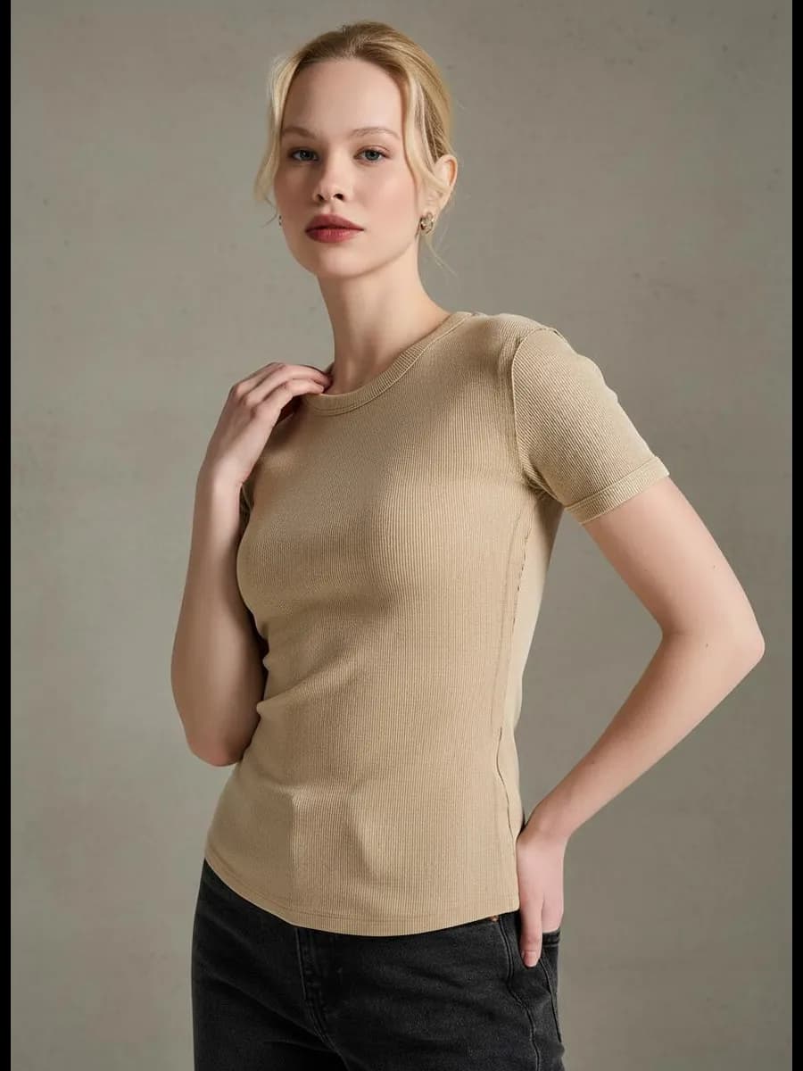 Футболка в рубчик с внешними швами