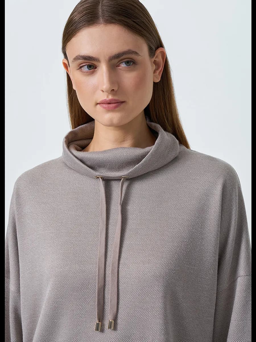 Джемпер бежевый со шнуровкой на воротнике