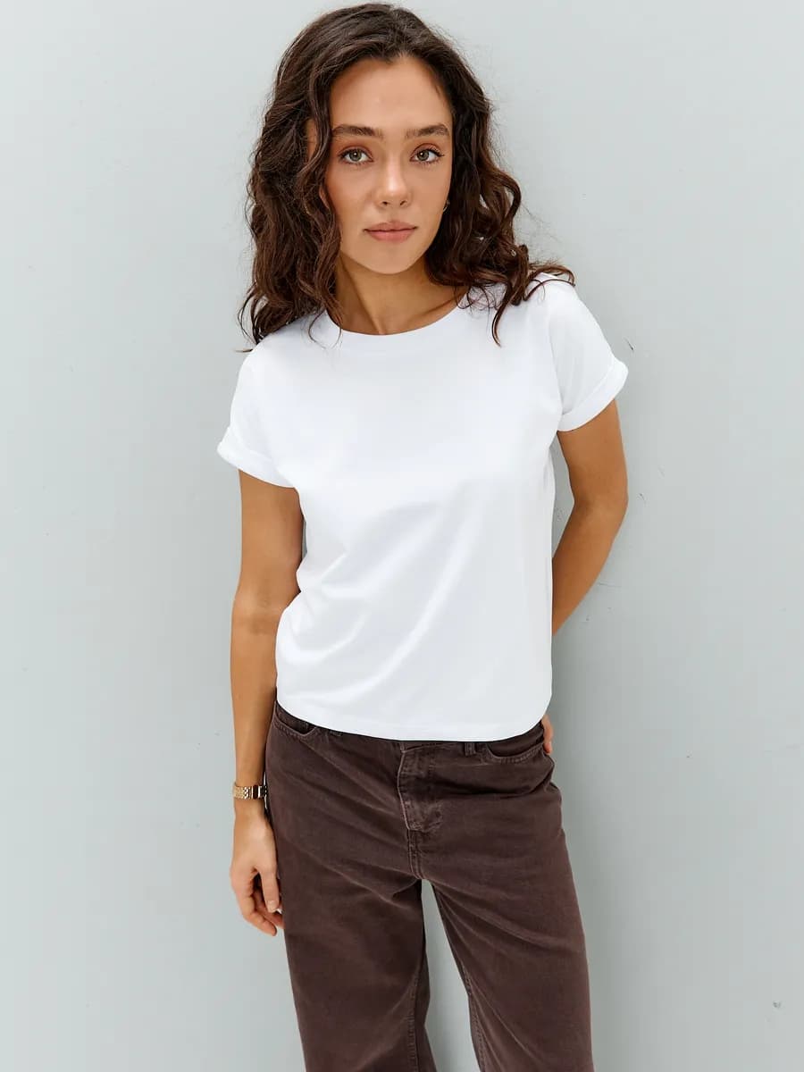 Футболка белая со спущенным рукавом и отворотом