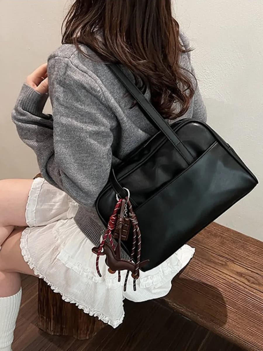 Сумка тоут на плечо с брелком