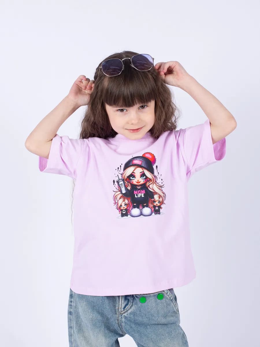 Сиреневая футболка с принтом МОМ LIFE