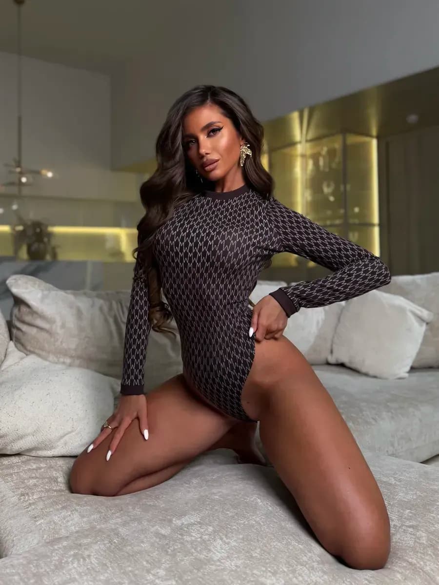 Базовое коричневое боди с длинным рукавом