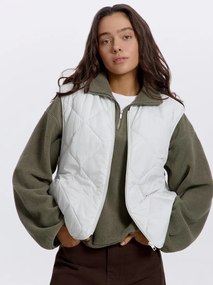 Жилетка безрукавка стеганая осенне-весенняя