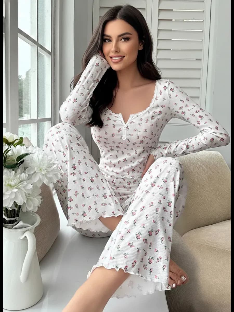 Домашняя пижама со штанами в цветочек - фото 1