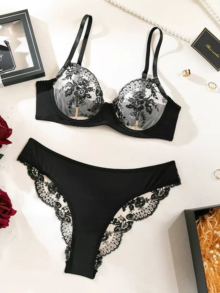 Комплект красивого нижнего белья кружевной в сетку