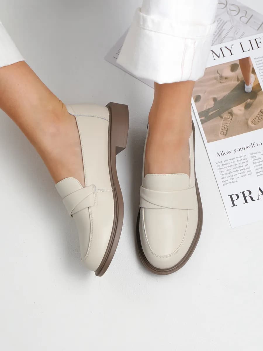 Лоферы натуральная кожа туфли светлые на низком каблуке