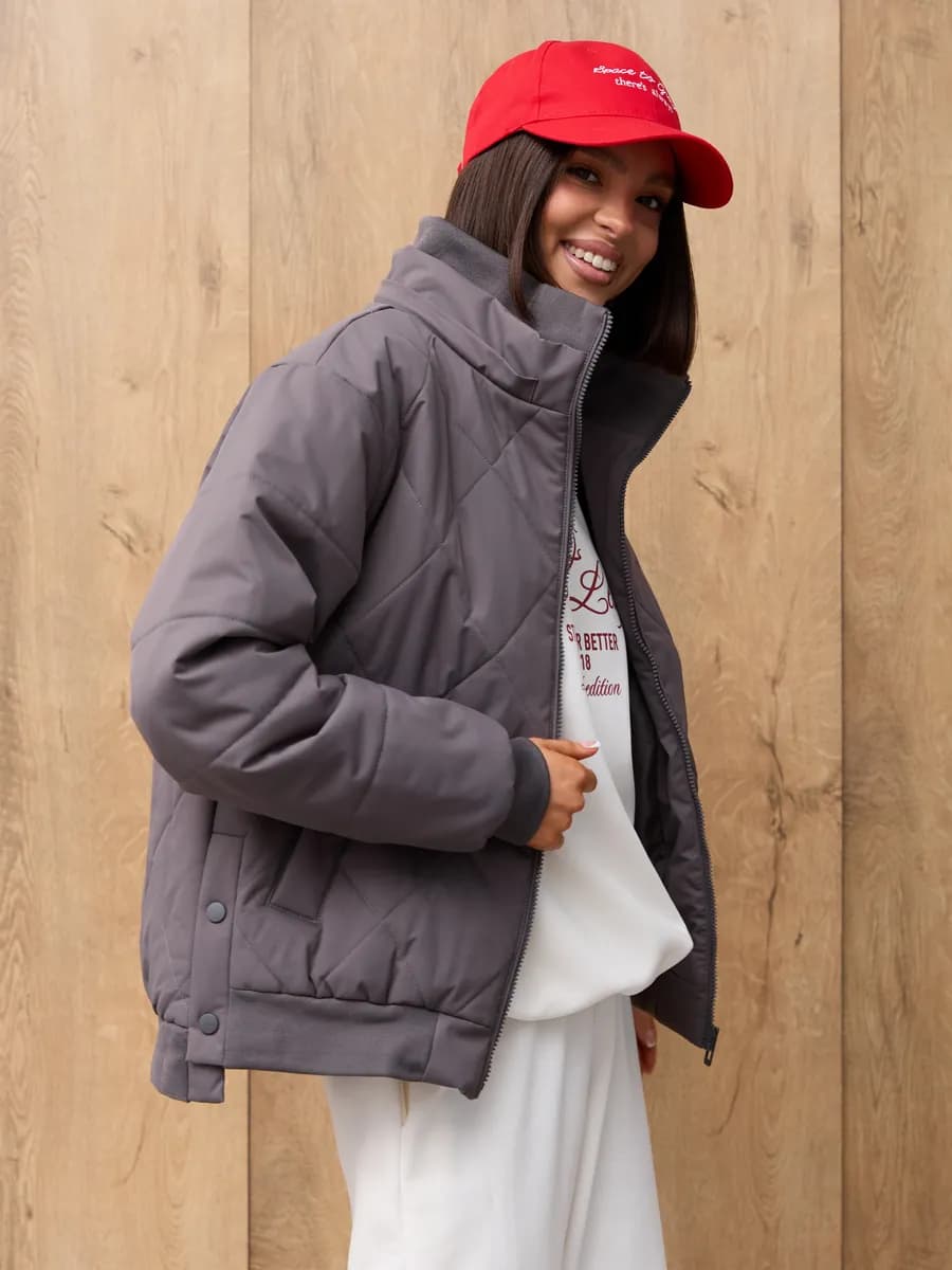 Куртка бомбер весенняя с капюшоном короткая