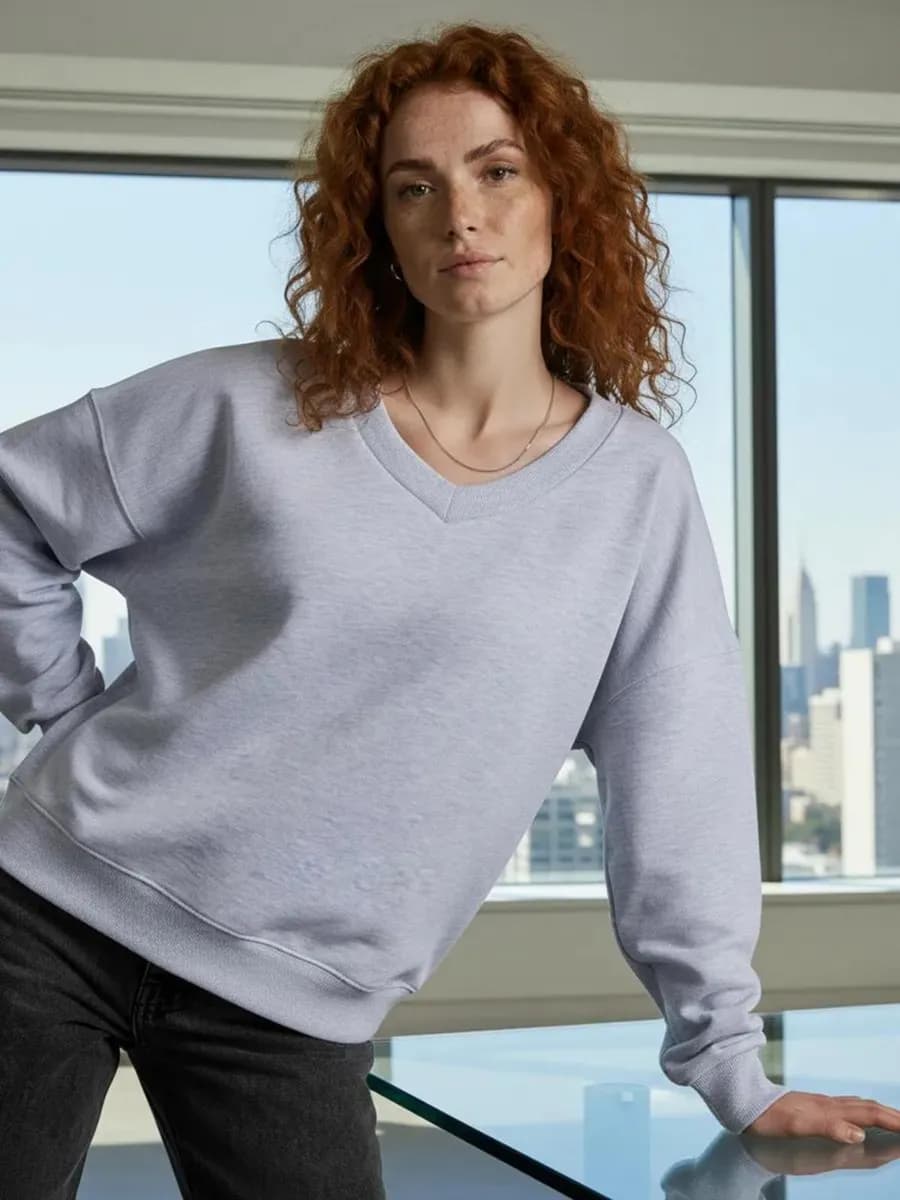 Свитшот с V-образным вырезом