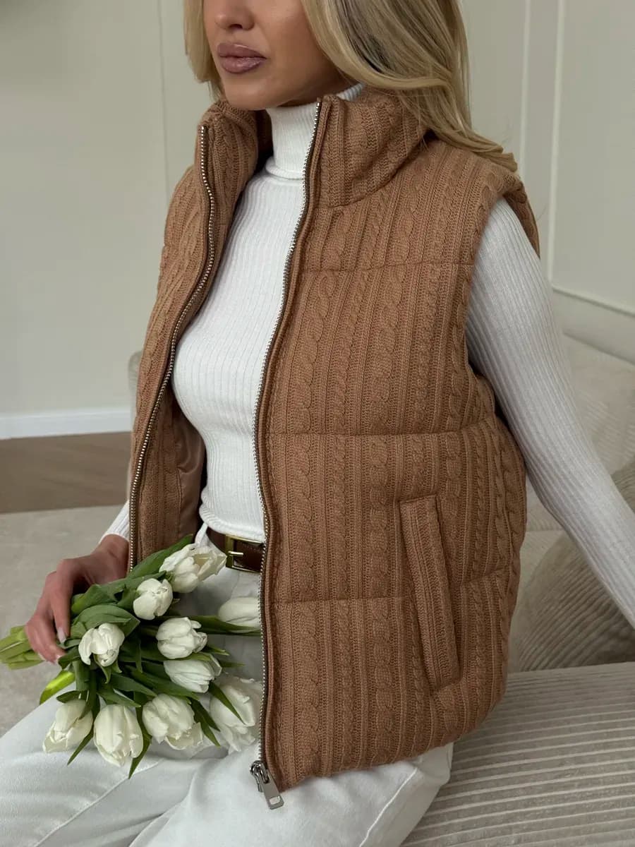 Жилетка утепленная бежевая безрукавка