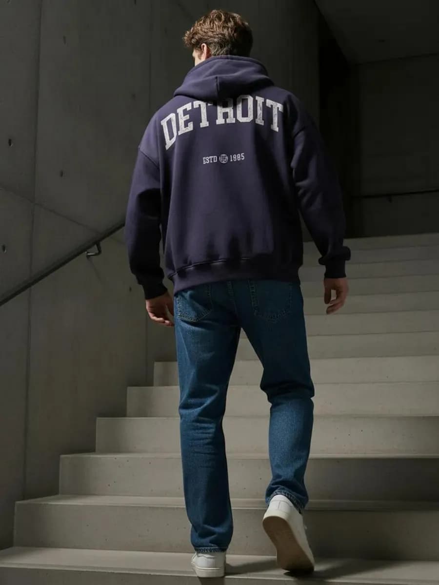 Толстовка оверсайз с надписью на спине