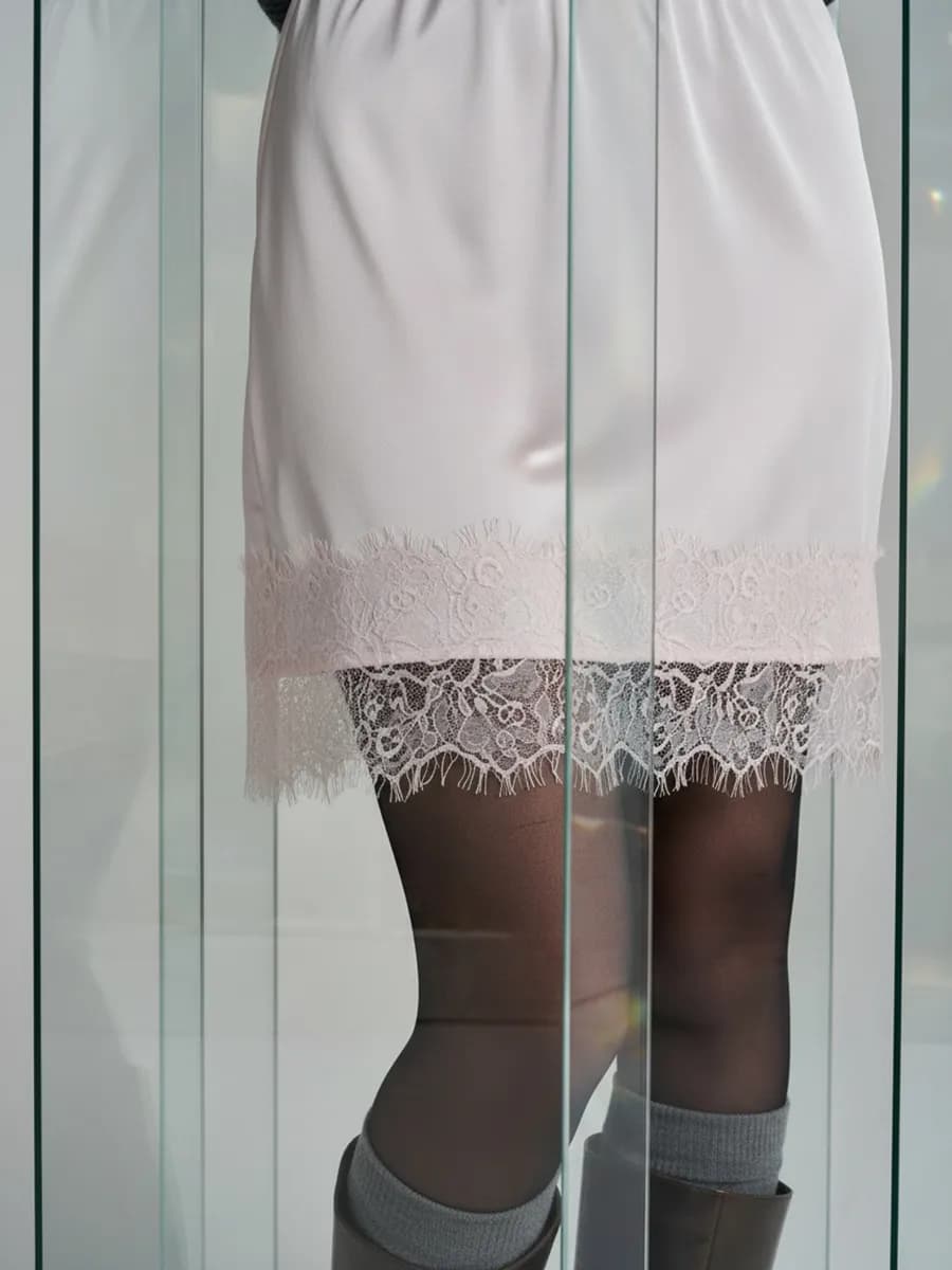 Юбка мини атласная с кружевом в бельевом стиле