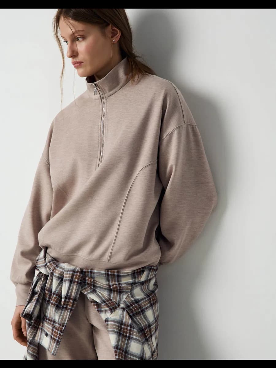 Бежевый свитшот оверсайз с воротником на молнии