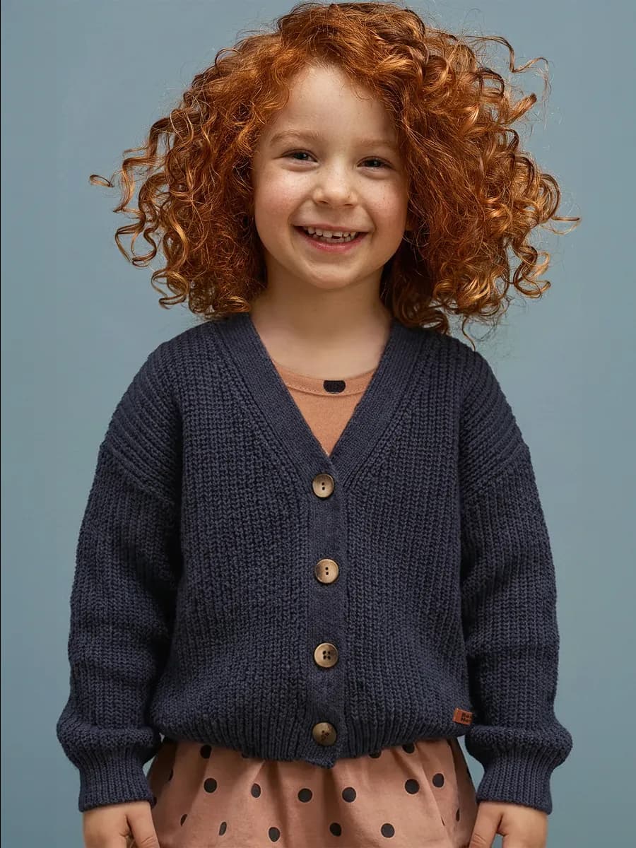 Кардиган для девочки вязаный на пуговицах