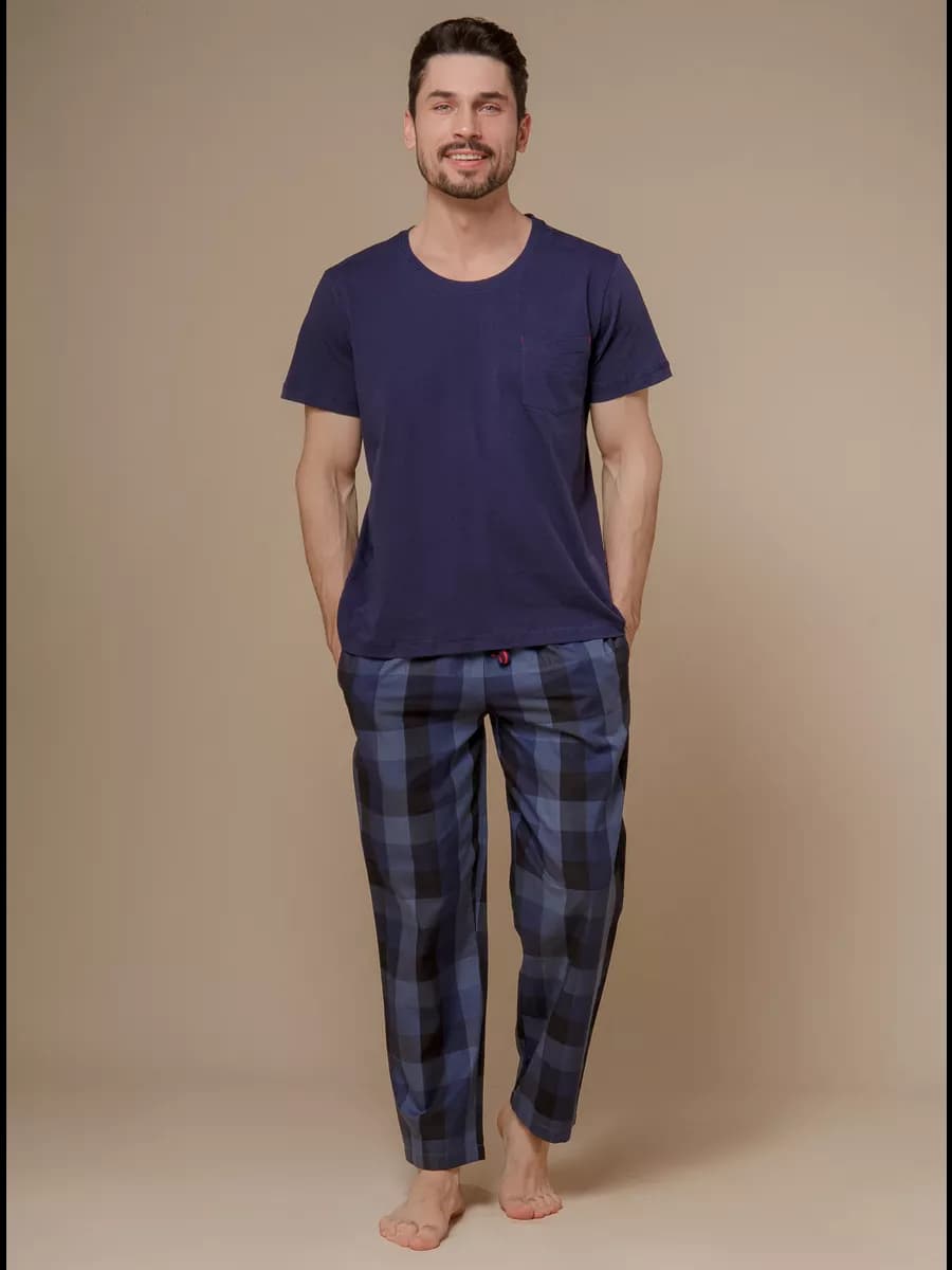 Пижама с клетчатыми штанами и футболкой