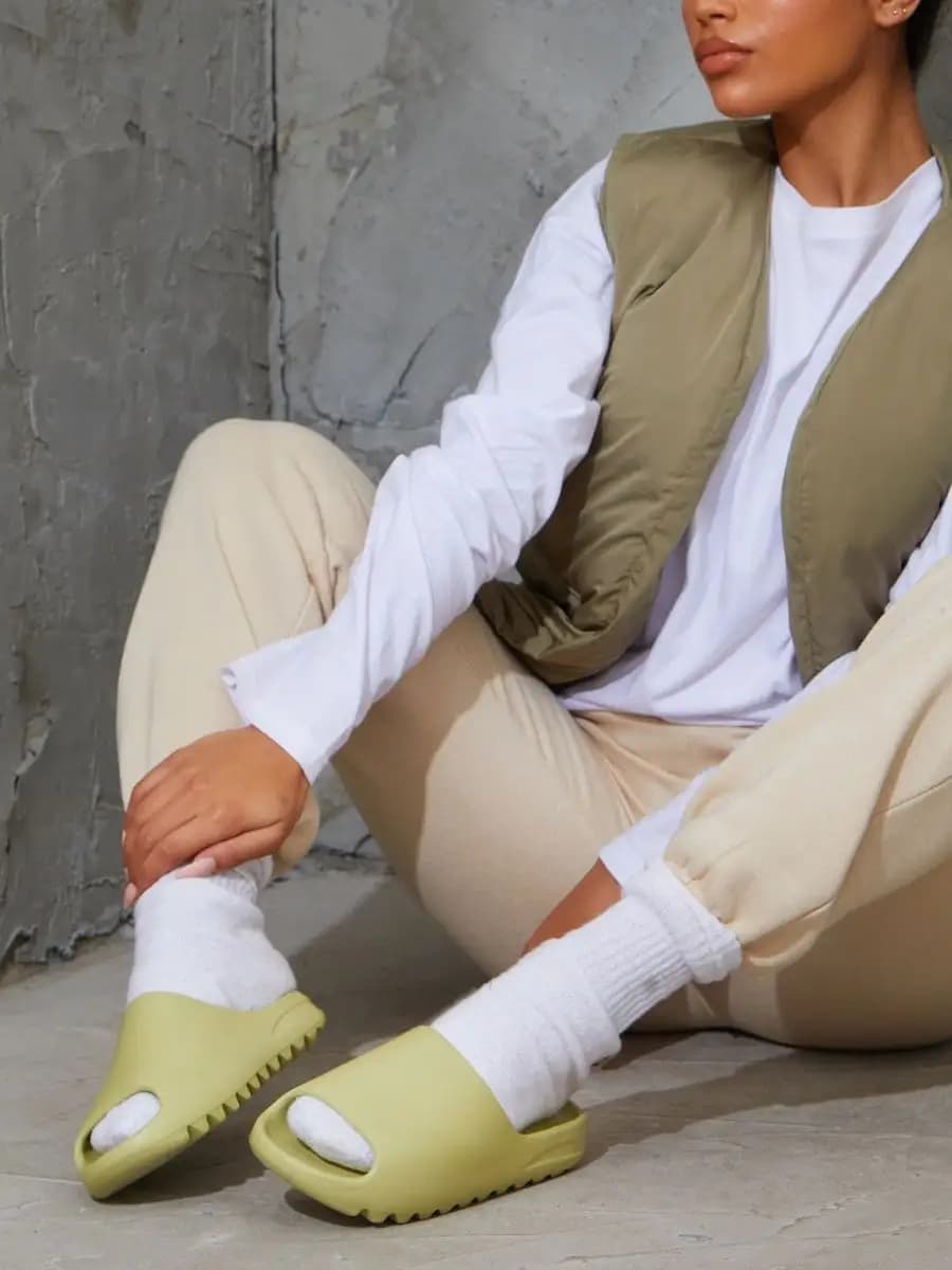 Шлепки женские yeezy slide