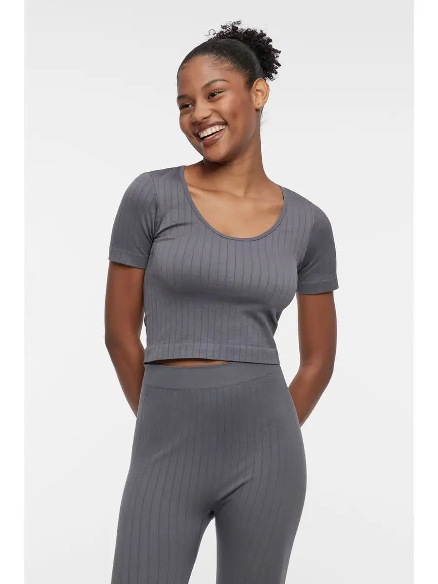 Футболка-топ домашняя облегающая в рубчик с круглым вырезом