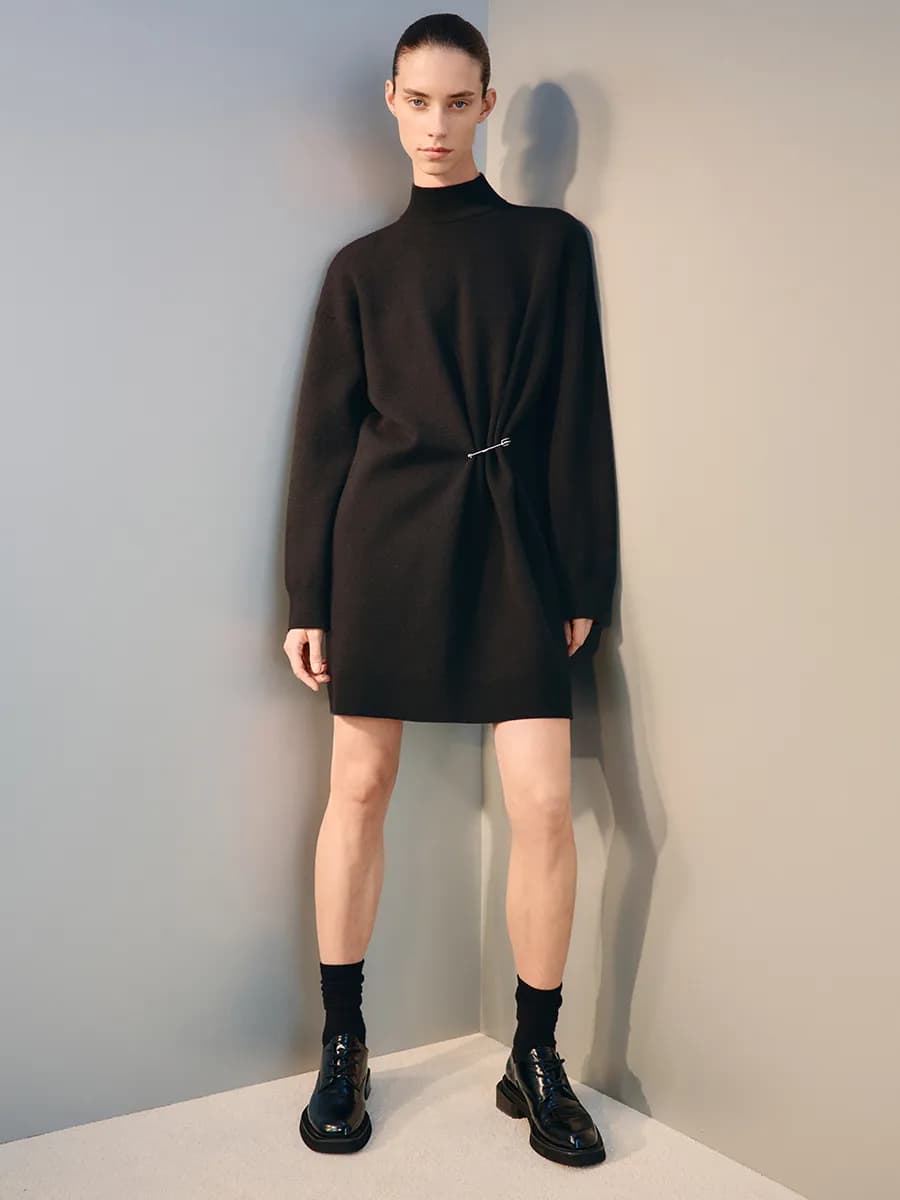 Платье-свитер мини вискозное свободное с воротником