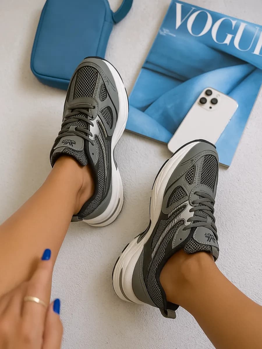 Кроссовки спортивные в сетку для зала