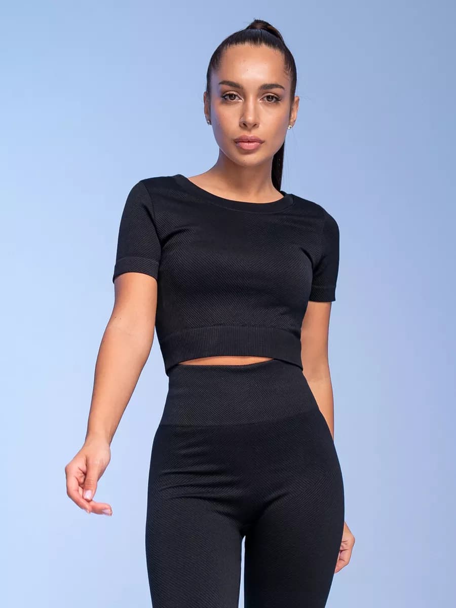 Футболка спортивная черная укороченная