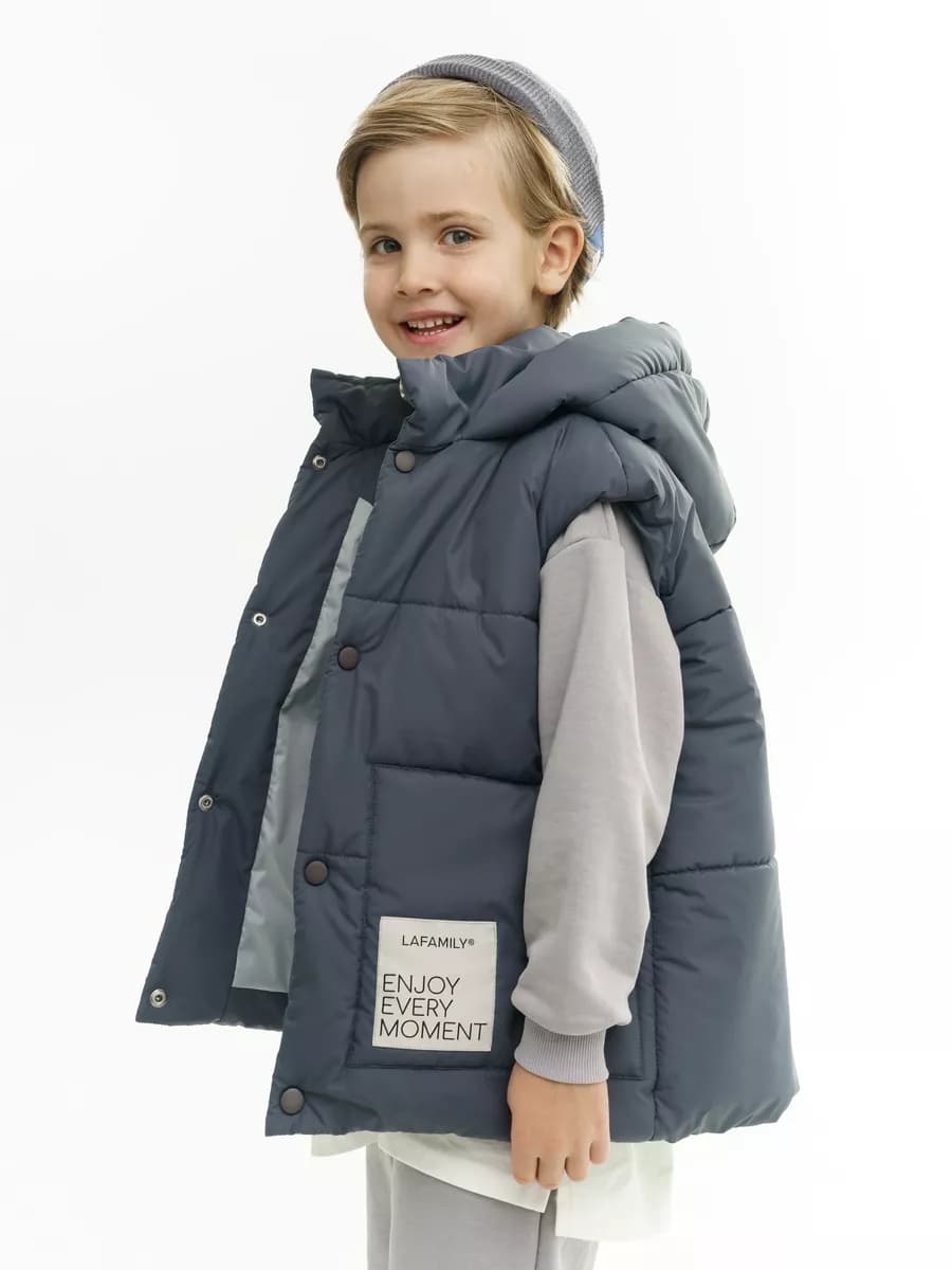 Весенний демисезонный жилет с капюшоном на кнопках