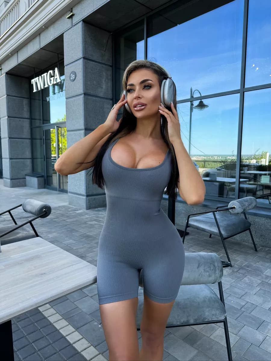 Спортивный комбинезон с шортами для фитнеса и йоги